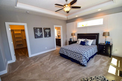 Imagen de dormitorio principal clásico grande sin chimenea con paredes grises, moqueta y suelo beige
