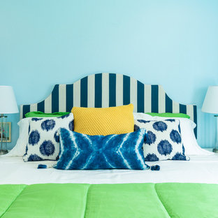 Ejemplo de dormitorio principal, marinero, de tamaño medio, con paredes azules, moqueta y suelo azul