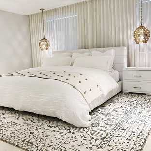 Imagen de dormitorio principal, minimalista, de tamaño medio, con paredes grises, suelo de baldosas de porcelana y suelo beige