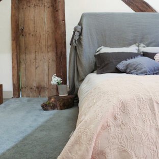 Ejemplo de dormitorio principal, campestre, de tamaño medio, con paredes beige, moqueta y suelo verde