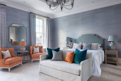 サリーにあるトラディショナルスタイルのおしゃれな主寝室 (青い壁、カーペット敷き、グレーの床、壁紙) のレイアウト