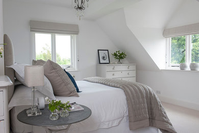 ケントにある広いコンテンポラリースタイルのおしゃれな主寝室 (白い壁、カーペット敷き、暖炉なし) のレイアウト