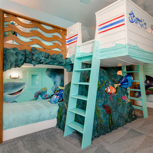 Imagen de habitación de invitados tropical, grande, con paredes azules y moqueta