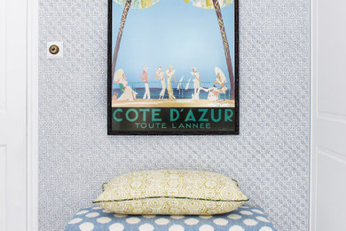 Foto de dormitorio principal de estilo de casa de campo de tamaño medio con paredes azules, moqueta y suelo gris