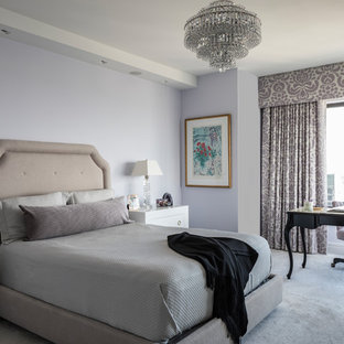 Diseño de dormitorio principal, tradicional renovado, con paredes púrpuras y moqueta