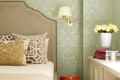 Imagen de dormitorio principal bohemio de tamaño medio con paredes verdes y suelo de madera oscura