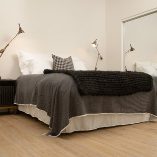 Foto di una camera da letto minimalista di medie dimensioni con pavimento in vinile e pavimento giallo