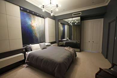 パースにあるコンテンポラリースタイルのおしゃれな主寝室 (グレーの壁、カーペット敷き、暖炉なし、ベージュの床)