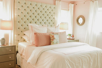 Idées déco pour une petite chambre parentale moderne avec un mur rose, parquet clair et un sol beige.