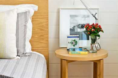 メルボルンにあるカントリー風のおしゃれな寝室 (白い壁、無垢フローリング) のインテリア