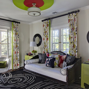 Diseño de habitación de invitados actual, pequeña, sin chimenea, con suelo de madera oscura, paredes blancas y suelo marrón