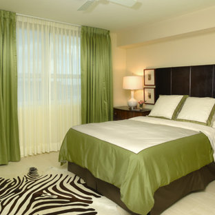 Modelo de dormitorio principal, actual, de tamaño medio, con paredes beige y suelo de baldosas de porcelana