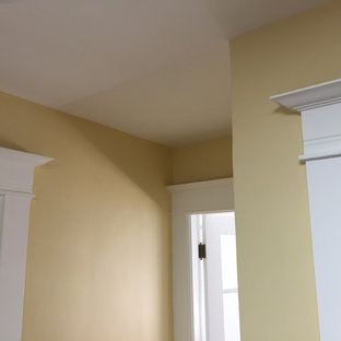 Modelo de dormitorio contemporáneo con paredes amarillas
