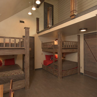 Foto de dormitorio tipo loft, industrial, grande, con paredes beige y suelo de madera en tonos medios
