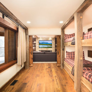 Großes Uriges Gästezimmer mit beiger Wandfarbe und braunem Holzboden in Sacramento