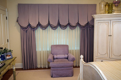 Ejemplo de dormitorio clásico de tamaño medio con paredes beige, suelo de madera oscura y suelo marrón