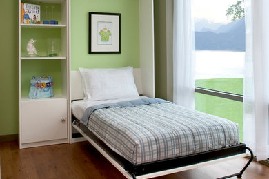 Imagen de habitación de invitados tradicional de tamaño medio con paredes verdes, suelo de madera en tonos medios y suelo marrón