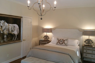 Ejemplo de habitación de invitados clásica renovada sin chimenea con paredes blancas y suelo de madera en tonos medios