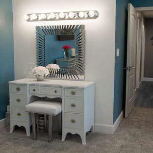 Imagen de dormitorio principal, tradicional renovado, de tamaño medio, sin chimenea, con paredes azules y moqueta