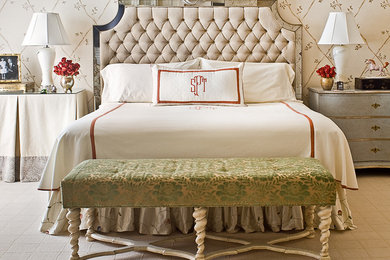 シャーロットにある広いトラディショナルスタイルのおしゃれな主寝室 (ベージュの壁、カーペット敷き) のインテリア