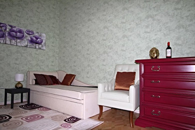 Пример оригинального дизайна: маленькая гостевая спальня (комната для гостей) в стиле неоклассика (современная классика) с зелеными стенами и паркетным полом среднего тона для на участке и в саду