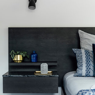 Diseño de dormitorio principal, moderno, de tamaño medio, con paredes blancas, moqueta y suelo azul