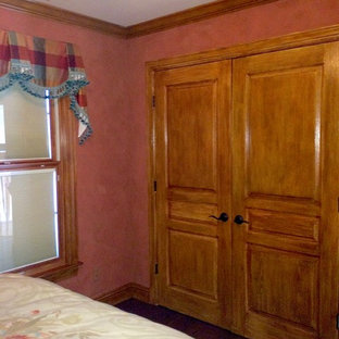 Modelo de habitación de invitados clásica, de tamaño medio, con paredes multicolor y suelo de madera en tonos medios