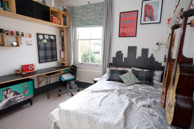 Idées déco pour une chambre avec moquette éclectique de taille moyenne avec un mur gris et un sol gris.