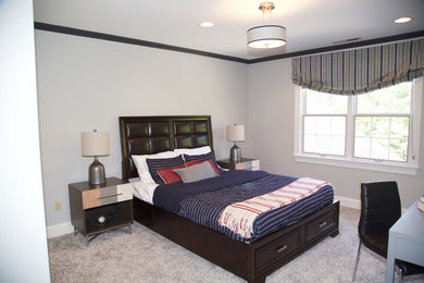 Modelo de dormitorio clásico renovado con paredes grises y moqueta