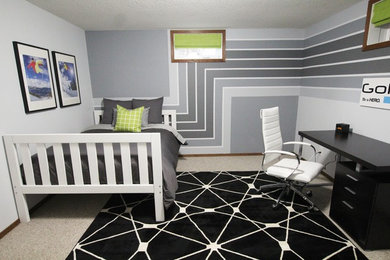 Modelo de dormitorio de tamaño medio con paredes grises, moqueta y suelo beige
