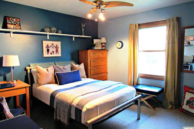 クリーブランドにあるトランジショナルスタイルのおしゃれな寝室 (青い壁)