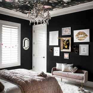Foto de dormitorio bohemio, de tamaño medio, con paredes negras y moqueta