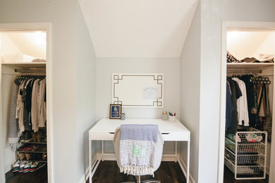 アトランタにあるおしゃれな寝室 (グレーの壁、濃色無垢フローリング) のインテリア