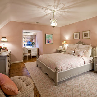 Ispirazione per una camera degli ospiti stile shabby di medie dimensioni con pareti rosa, parquet scuro e pavimento marrone