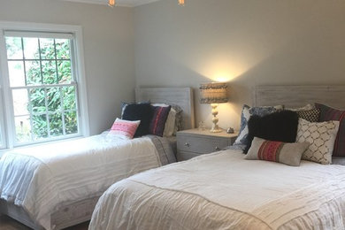 Ejemplo de dormitorio bohemio pequeño con paredes grises y suelo de madera clara