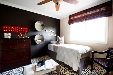 Kleines Modernes Gästezimmer ohne Kamin mit beiger Wandfarbe und Teppichboden in Orange County