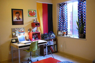 Foto de habitación de invitados de tamaño medio sin chimenea con paredes beige y moqueta