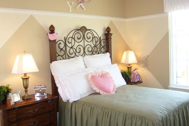 Ejemplo de habitación de invitados tradicional de tamaño medio sin chimenea con paredes beige y moqueta