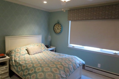 Пример оригинального дизайна: маленькая гостевая спальня (комната для гостей) в классическом стиле с синими стенами, ковровым покрытием и серым полом для на участке и в саду