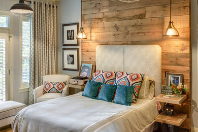 Modelo de dormitorio de estilo de casa de campo de tamaño medio con paredes grises y suelo de madera en tonos medios