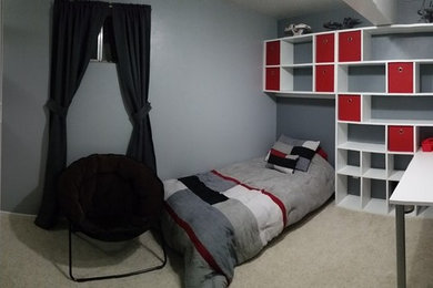Kleines Modernes Schlafzimmer ohne Kamin mit grauer Wandfarbe und Teppichboden in Oklahoma City