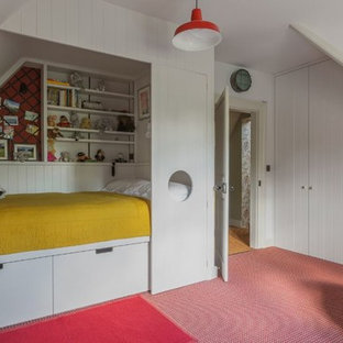 Exemple d'une chambre tendance de taille moyenne avec un mur blanc et un sol rouge.