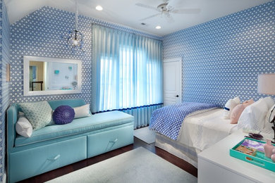 Стильный дизайн: спальня в современном стиле с синими стенами и темным паркетным полом - последний тренд