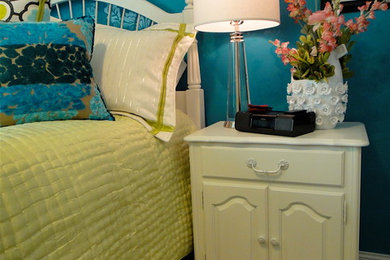 Modelo de dormitorio minimalista de tamaño medio con paredes azules y moqueta