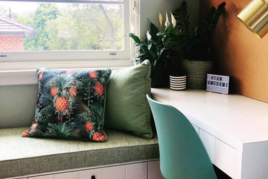Imagen de dormitorio contemporáneo de tamaño medio con paredes verdes, moqueta y suelo beige