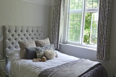 Diseño de dormitorio actual con paredes grises, moqueta y suelo blanco