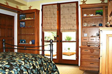 Immagine di una camera degli ospiti tropicale di medie dimensioni con pareti gialle e moquette