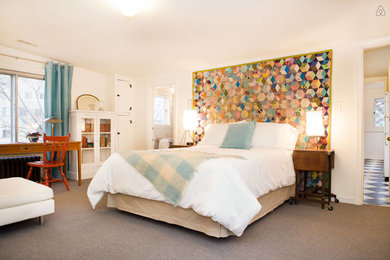 ワシントンD.C.にある中くらいなエクレクティックスタイルのおしゃれな主寝室 (白い壁、カーペット敷き) のレイアウト