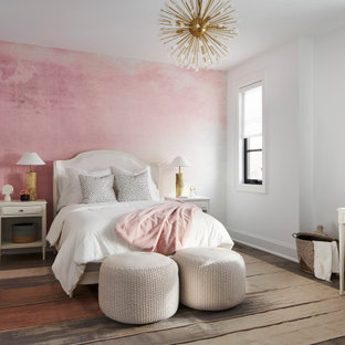 Foto di una grande camera da letto classica con pareti rosa, parquet scuro e nessun camino