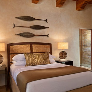 Modelo de habitación de invitados de estilo americano, sin chimenea, con paredes beige y suelo de baldosas de cerámica